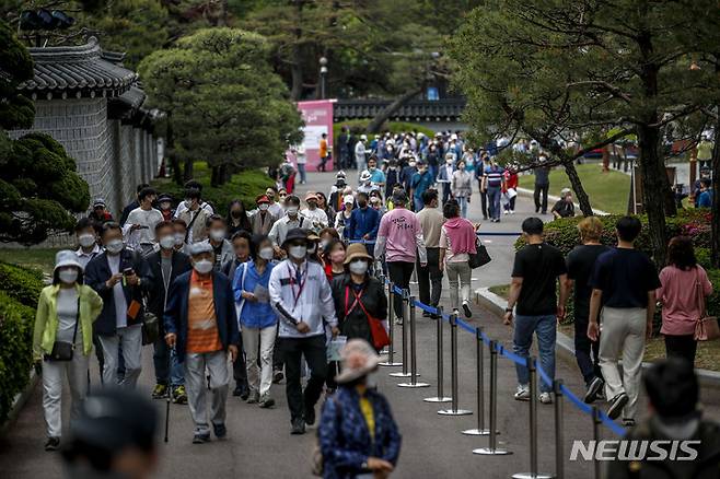 [서울=뉴시스] 정병혁 기자 = 13일 오전 서울 종로구 청와대 개방행사를 찾은 시민들이 입장하고 있다. 2022.05.13 jhope@newsis.com