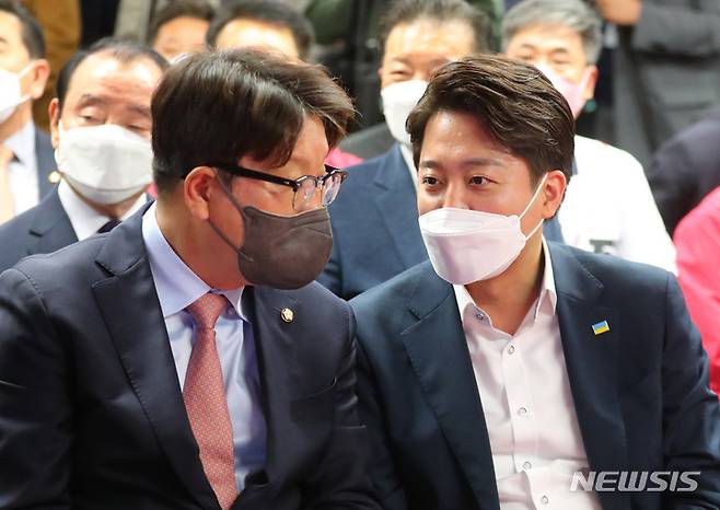 [서울=뉴시스] 배훈식 기자 = 이준석 국민의힘 대표와 권성동 원내대표가 14일 오전 서울 중구 한국프레스센터에서 열린 오세훈 서울시장 후보 선거사무소 개소식에 참석해 대화하고 있다. 2022.05.14. dahora83@newsis.com