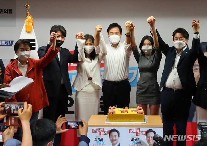[서울=뉴시스] 배훈식 기자 = 오세훈 국민의힘 서울시장 후보가 14일 오전 서울 중구 한국프레스센터에서 열린 오세훈 서울시장 후보 선거사무소 개소식에 참석해 이준석 대표 등과 만세를 부르고 있다. 2022.05.14. dahora83@newsis.com