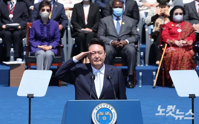 10일 국회에서 열린 제20대 윤석열 대통령이 취임에서 군악대 의장대 사열에서 경례를 하고 있다. 윤창원 기자