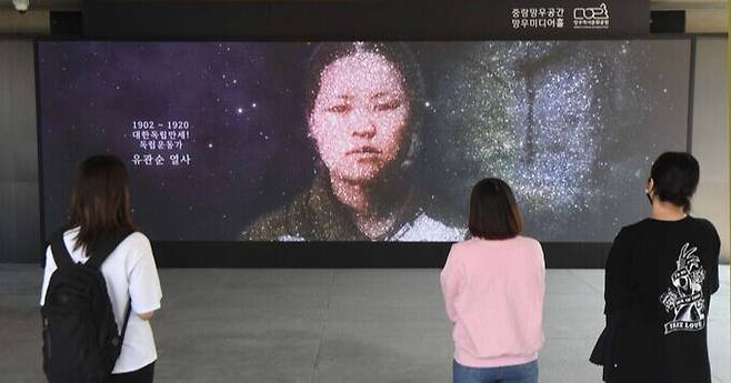 망우미디어홀에서는 독립유공 건국훈장 수훈자 8인 기념 전시회에서 유공자들의 영상을 상영하고 있다.