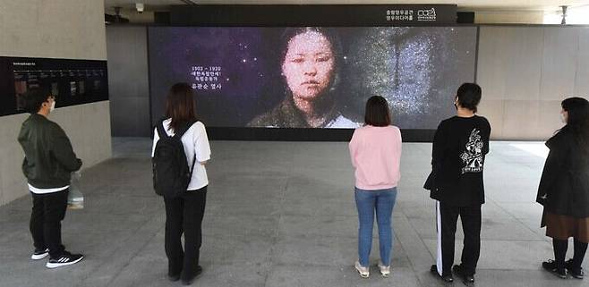 망우미디어홀에서는 독립유공 건국훈장 수훈자 8인 기념 전시회에서 유공자들의 영상을 상영하고 있다.