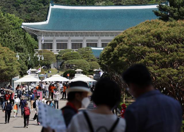 청와대 개방 행사 이틀째인 11일 서울 종로구 청와대에서 관람객들이 오가고 있다. /연합뉴스