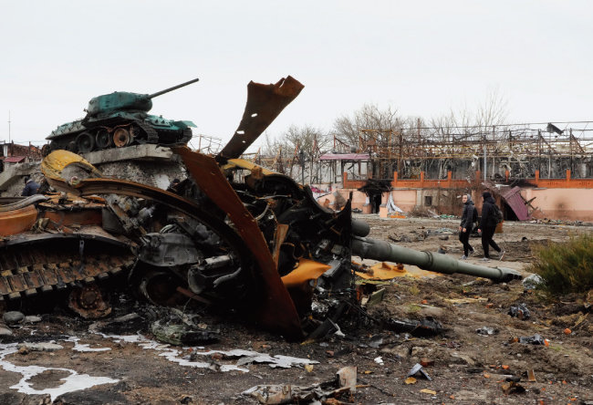 우크라이나의 한 마을에 파괴된 채 방치된 러시아군 탱크. [뉴시스]