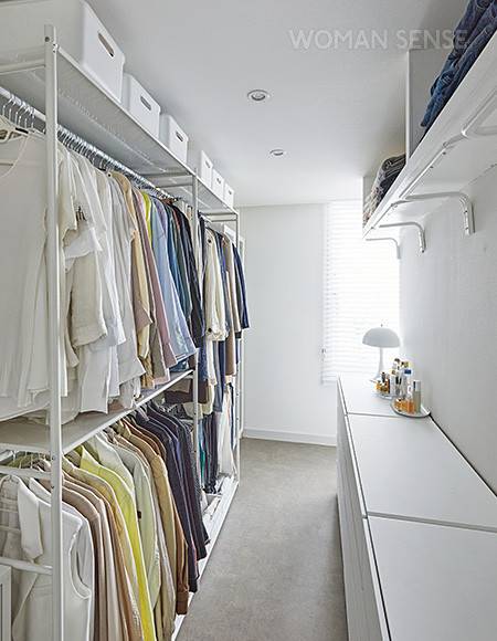 필요 이상으로 넓은 안방은 가벽을 세워 침실, 드레스 룸 겸 파우더 룸으로 구획을 나눴다. 현재는 드레스 룸으로 사용하지만, 언제든 서재로도 활용할 수 있도록 선반을 짜 넣었다. 침대는 시몬스, 전구 모양의 펜던트 조명은 무토 E24.