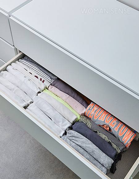 티셔츠류는 세워서 보관하는 게 한눈에 보여 찾기 쉬울 뿐만 아니라 공간도 훨씬 적게 차지한다.