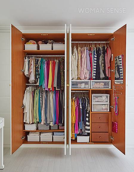 언제나 옷을 정리할 때는 컬러를 기준으로 한다. 아이들도 쉽게 익힐 수 있는 수납 방법이다. 계절이 바뀔 때마다 위치를 바꾸고, 작아진 옷은 묵혀두지 않고 바로 나눔을 한다. 옷장 안의 구획을 나누는 데 사용한 투명 서랍장은 아이리스, 서랍형으로 꺼내기 쉬운 수납함은 공간치유 위드의 멀티 트레이.