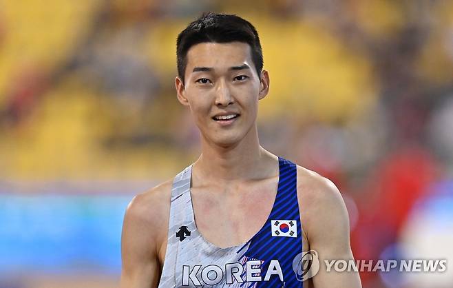 밝은 표정의 우상혁 (도하 EPA=연합뉴스) 우상혁이 14일(한국시간) 카타르 도하에서 열린 2022 세계육상연맹 다이아몬드리그 개막전 남자 높이뛰기 결선에서 바를 넘고 있다. 이날 우상혁은 2ｍ33으로 우승했다.