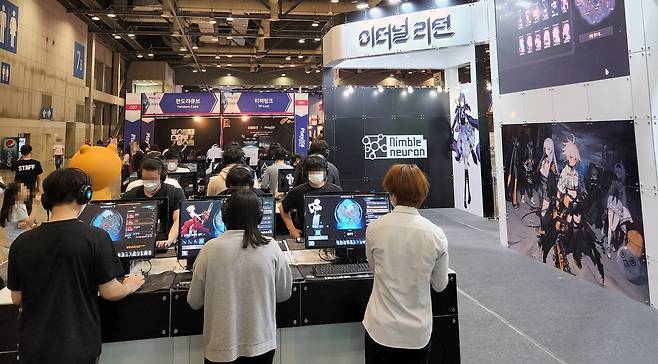 '플레이엑스포' 찾은 게이머들     (고양=연합뉴스) 김주환 기자 = 13일 오후 경기 고양시 킨텍스에서 열린 '2022 플레이엑스포(PlayX4)'를 찾은 시민들이 배틀로얄 게임 '이터널 리턴'을 체험하고 있다. 2022.5.13. jujuk@yna.co.kr