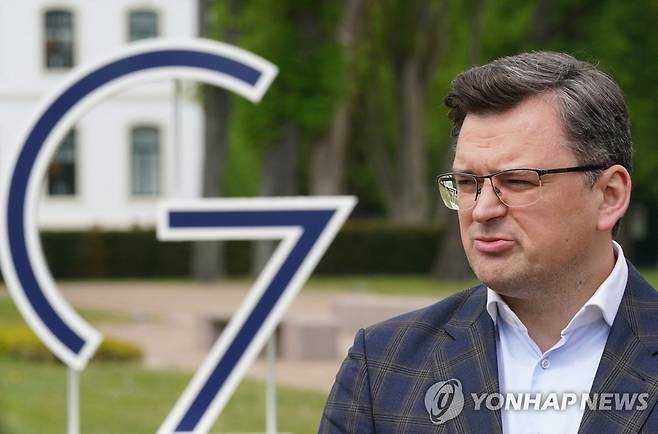 G7 회의에 참석한 드미트로 쿨레바 우크라이나 외무장관 (함부르크 AFP=연합뉴스) 13일(현지시간) 독일 함부르크에서 열린 주요 7개국(G7) 외무장관 회의에서 드미트로 쿨레바 우크라이나 외무장관이 기자들에게얘기하고 있다. 2022.5.13