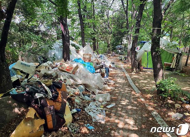 지난 10일 용산역 텐트촌 한쪽에 쓰레기가 가득 쌓여있다.© 뉴스1