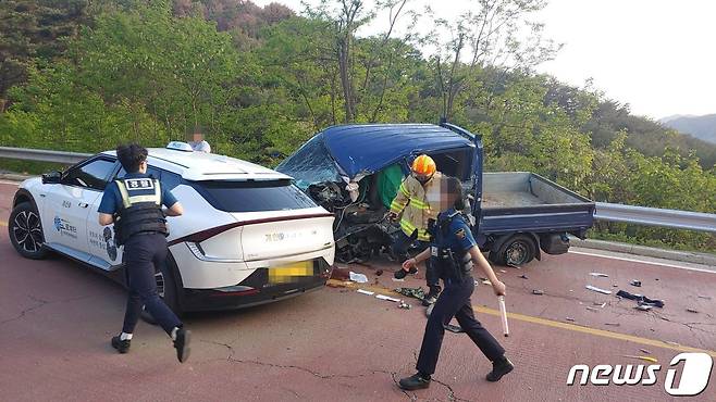 (양구=뉴스1) 신관호 기자 = 지난 14일 오후 6시30분쯤 강원 양구군 양구읍 상리 인근 도로에서 60대 남성 A씨가 몰던 1톤 트럭 한 대가 마주오던 다른 1톤 트럭, 택시와 잇따라 부딪치는 사고가 발생했다. (강원도 소방본부 제공)2022.5.15/뉴스1