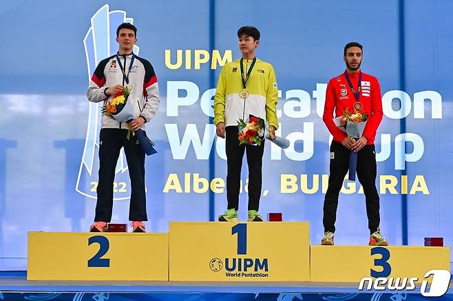 월드컵 대회 정상에 오른 전웅태 (대한근대5종 연맹 제공) © 뉴스1