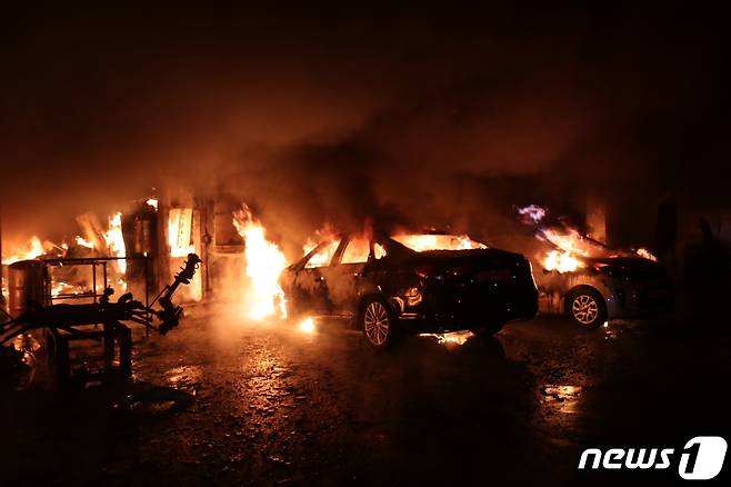 15일 오전 3시50분께 전북 익산시 금강동의 한 자동차 공업사에서 불이 나 50여분만에 꺼졌다.(전북소방본부 제공)2022.5.15/© 뉴스1