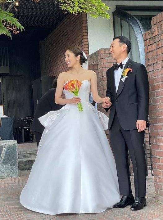 손담비가 지난 13일 스피드스케이팅 전 국가대표 이규혁과 결혼식을 올렸다. 그는 15일 자신의 SNS에 결혼식 사진을 올리며 팬들과 기쁨을 함께 했다. /손담비 SNS