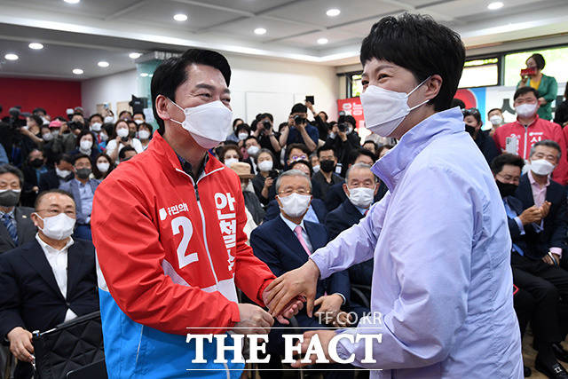 두 손 맞잡은 안철수(왼쪽)와 김은혜 후보.