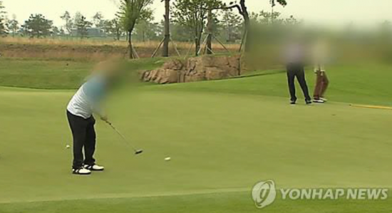 골프 라운딩을 하는 모습. 사진은 기사 중 특정표현과 관계없음.