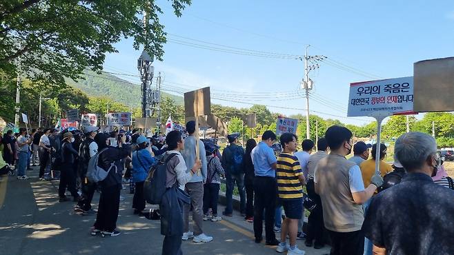 지난 14일 문재인 전 대통령 사저가 있는 경남 양산 평산마을을 찾은 '코로나19백신피해자가족협의회'가 항의 집회를 벌이고 있다. /양산=김준호 기자