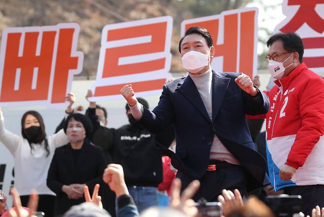 윤석열 국민의힘 대선 후보가 3일 오후 충남 공주시 공산성 앞 광장에서 열린 유세에서 지지를 호소하고 있다. /뉴스1