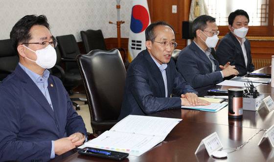 추경호 경제부총리 겸 기획재정부 장관이 15일 오후 서울 종로구 정부서울청사에서 열린 경제관계장관회의를 주재하고 있다. 2022.5.15/뉴스1