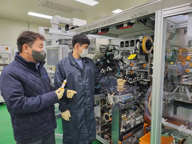 노환진 탑머티리얼 대표(왼쪽)가 이차전지 제조장비를 점검하고 있다.