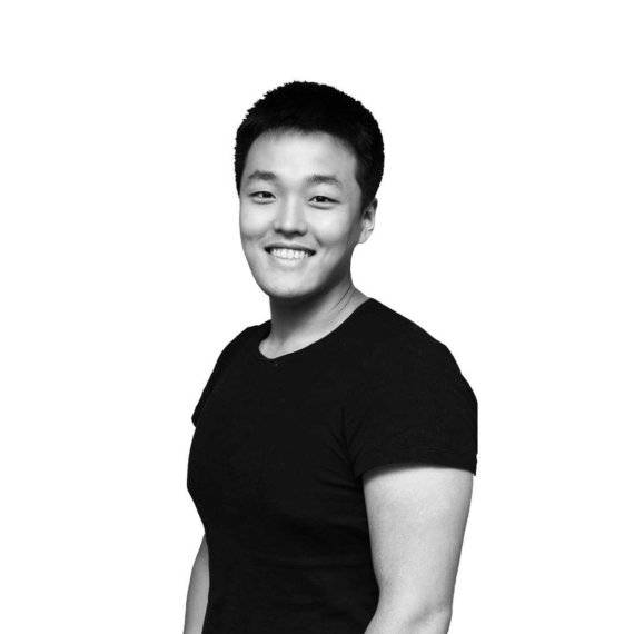 20%에 달하는 이자를 앞세워 테라 생태계를 키워온 탈중앙화금융(DeFi) 앵커의 급속한 성장이 이번 사태 촉발의 한 원인이 됐다는 분석도 제기됐다. 테라 측은 UST 가치를 지키기 위해서는 LUNA 시가총액을 일정 규모 이상으로 유지해야 하는 상황이다보니 고금리를 앞세워 LUNA의 가치를 인위적으로 부양해왔다. 하지만 연초부터 20% 이자를 유지하는 것이 가능한 것인지 논란이 벌어지며 투자자들 사이에서 불안감이 확산되고 있는 상황에서 대형 투자자 매도에 놀란 투자자들이 일제히 매도에 나섰다는 것이다. 권도형 테라폼랩스 대표(해외 사용 이름 권도)/사진=뉴스1