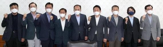 추경호 경제부총리를 비롯한 신임 경제관계장관들이 15일 서울 종로구 정부서울청사에서 열린 ‘경제관계장관 간담회’에 앞서 기념촬영을 하고 있다. 사진 왼쪽부터 최상목 대통령실 경제수석, 조승환 해양수산부 장관, 정환근 농림축산식품부 장관, 이정식 고용노동부 장관, 추경호 경제부총리, 원희룡 국토교통부 장관, 이종호 과학기술정보통신부 장관, 이영 중소벤처기업부 장관, 이창양 산업통상자원부 장관. 사진=박범준 기자