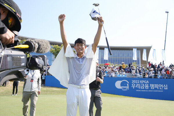 장희민이 15일 경기도 여주시 페럼클럽에서 열린 한국프로골프(KPGA) 코리안투어 우리금융 챔피언십에서 4타 차로 우승한 뒤 두손을 번쩍 들고 있다. KPGA 제공