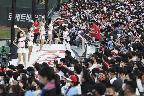지난 6일 부산 사직구장에서 열린 프로야구 삼성 라이온즈와 롯데 자이언츠의 경기를 찾은 많은 관중이 열띤 응원을 하고 있다. [연합뉴스]