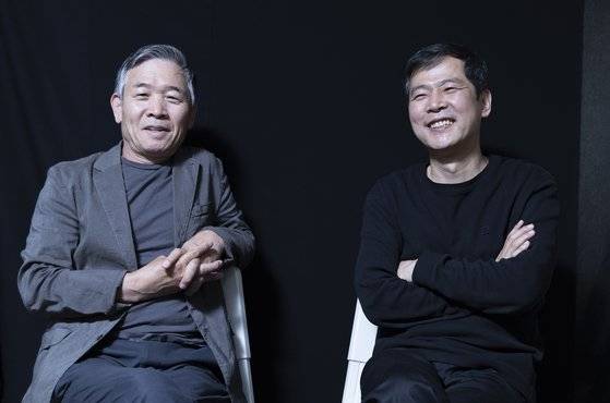 5월 9일 상암산로 문화예술기획 봄에서 인터뷰후 포즈를 취하고 있는 가수 정태춘씨와 영화감독 고영재씨. 권혁재 사진전문기자