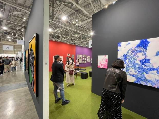 MZ세대 작가들을 내세운 갤러리 스탠의 전시 부스 모습.