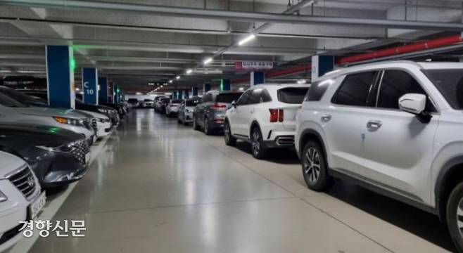 한 아파트 주차장에 차량이 주차돼있다. 박용근 기자