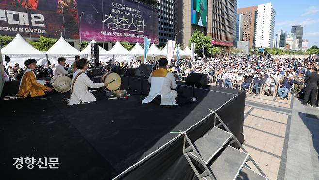 15일 서울 청계광장에서 무대에 오른 ‘우리소리 바라지’팀이 무취타를 연주하고 있다. 국악인의 집회는 찌르는 듯한 구호와 외침이 난무하던 여느 집회와는 달랐다. 우리에게 익숙한 국악기들과 노래가 시민들과 함께하는 문화제였다. / 이준헌 기자