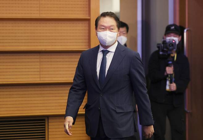 최태원 대한상공회의소 회장이 지난달 28일 서울 중구 대한상의에서 열린 에너지전환과 탄소중립 정책 세미나에 참석하고 있다. 연합뉴스