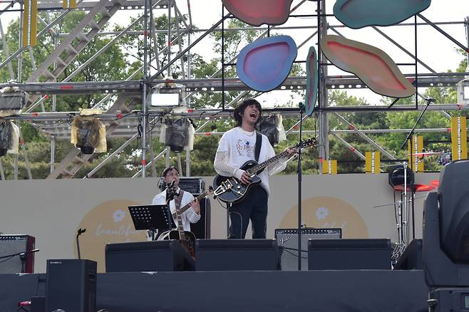 Singer-songwriter Lee Seung-yoon performs onstage at “Beautiful Mint Life 2022” at the Olympic Park’s 88 Jandi Madang in southeastern Seoul on Saturday. (Jie Ye-eun/The Korea Herald)