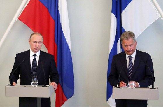 블라디미르 푸틴 러시아 대통령(왼쪽)이 지난 2017년 핀란드 남부 도시 사본린나에서 사울리 니니스퇴 핀란드 대통령과 정상회담 후 공동회견에서 발언하고 있다.&nbsp; &nbsp;AP=연합뉴스