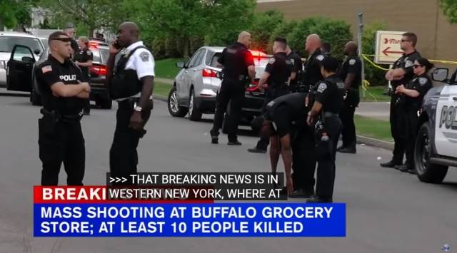 14일(현지시간) 총기 난사 사건이 발생한 미국 뉴욕주 버펄로 슈퍼마켓 앞에 출동한 경찰들의 모습. ABC 뉴스 화면 캡쳐.