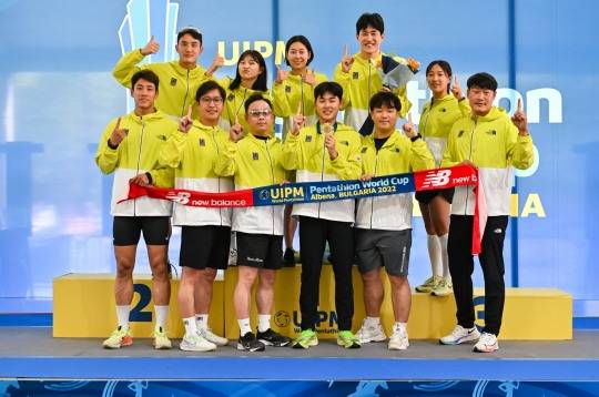 월드컵 3차 대회에 참가하고 있는 한국대표선수단이 전웅태의 금매달에 함께 기뻐하고 있다.[대한근대5종연맹 제공]