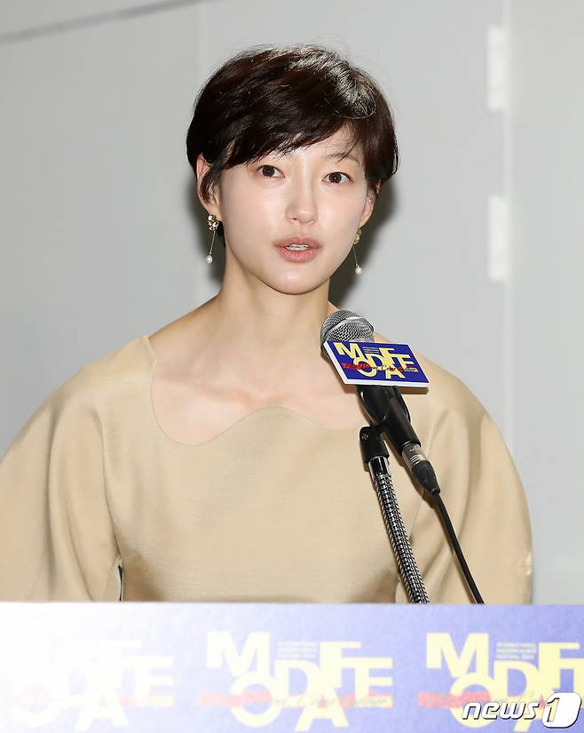 (서울=뉴스1) 김진환 기자 = 배우 이엘이 서울 종로구 세종문화회관 아띠홀에서 열린 제39회 국제현대무용제 홍보대사 위촉식에서 소감을 밝히고 있다. 2020.5.7/뉴스1