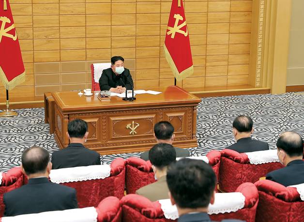 (평양 노동신문=뉴스1) 신웅수 기자 = 북한 노동당 기관지 노동신문은 14일 "당 중앙위 정치국은 최대비상방역체계의 가동실태를 점검하고 정치실무적대책들을 보강하기 위하여 5월14일 당 중앙위원회 본부청사에서 협의회를 소집했다"라고 보도했다.  협의회는 김정은 당 총비서가 주재했다.  신문은 전날 하루에만 전국에서 17만4400여 명의 유열자(발열자)가 새로 발생하는 등 지난 4월 말부터 5월13일까지 누적 52만4400여 명의 유열자가 보고됐다고 밝혔다.  누적 사망자 수는 27명이다. [국내에서만 사용가능. 재배포 금지. DB 금지. For Use Only in the Republic of Korea. Redistribution Prohibited] rodongphoto@news1.kr