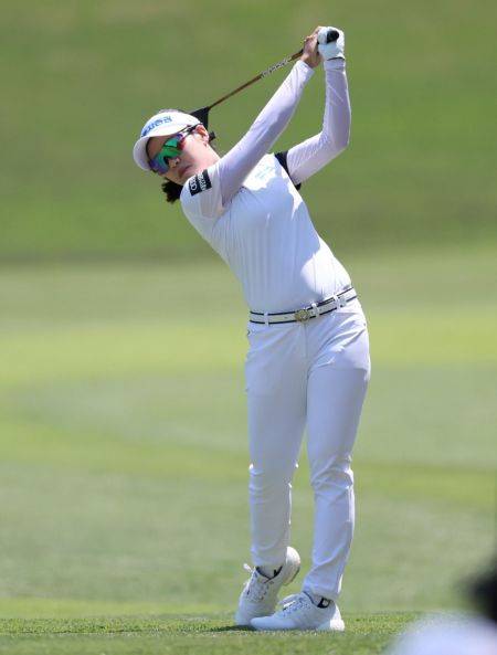 박민지가 NH투자증권 레이디스챔피언십 최종일 4번홀에서 두번째 샷을 하고 있다. /사진제공=KLPGA