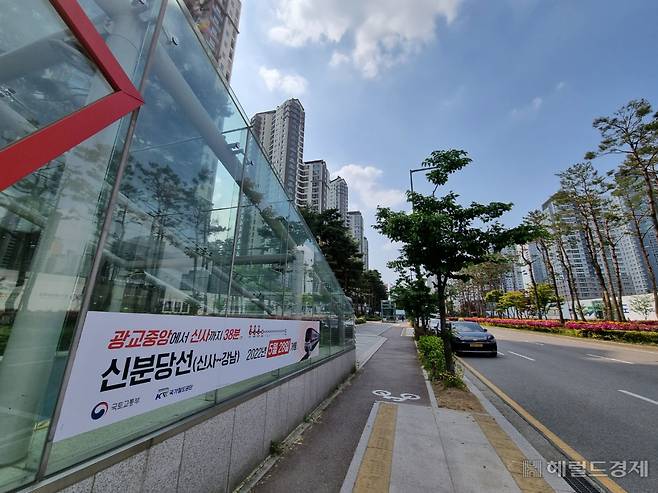 28일 개통하는 신분당선 연장선을 이용했을 때 광교중앙역에서 신사역까지 단 38분이 걸릴 전망이다. 사진은 영통구 이의동 일대 아파트 단지 모습. [헤럴드경제DB]