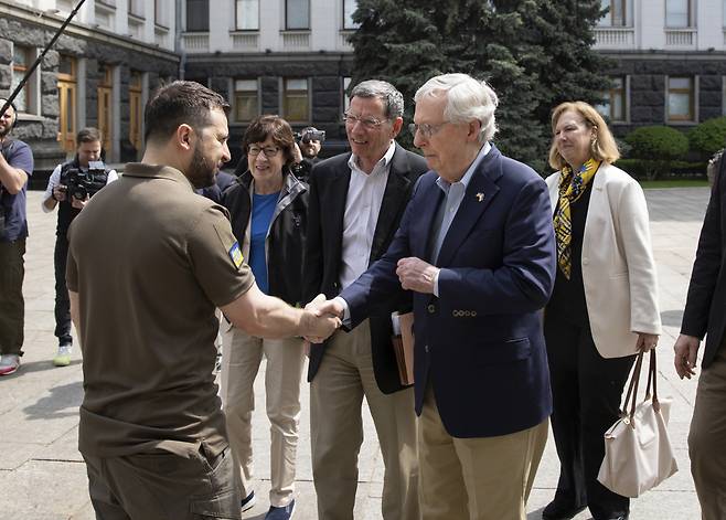 볼로디미르 젤렌스키(앞줄 왼쪽) 우크라이나 대통령이 14일(현지시간) 수도 키이브에서 미치 매코널 미 공화당 상원 원내대표와 만나 악수를 나누고 있다.[AP]