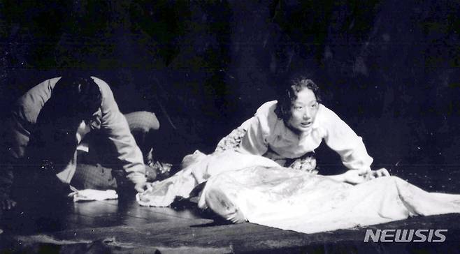 [광주=뉴시스] 극단 토박이는 20일과 21일, 27일 5·18기념문화센터 민주홀에서 민주화운동의 고전으로 불리는 '금희의 오월'을 공연한다고 15일 밝혔다. 1996년 뉴욕 공연. (사진=극단 토박이 제공). photo@newsis.com *재판매 및 DB 금지