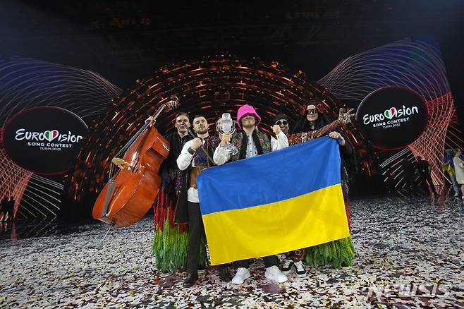 [토리노=AP/뉴시스] 우크라이나 6인조 그룹 '칼루시 오케스트라'가 14일(현지시간) 이탈리아 토리노 팔라올림피코 아레나에서 열린 '2022 유로비전 송 콘테스트'에서 우승을 축하하고 있다. 2022.05.15.