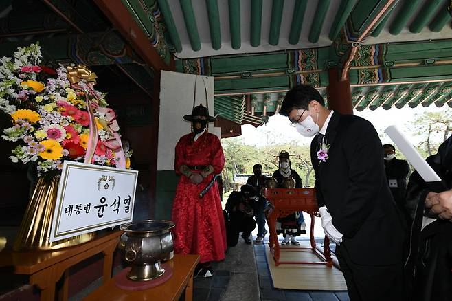 [서울=뉴시스] 최응천 신임 문화재청장이 15일 오전 경기도 여주 영릉에서 열린 제625돌 숭모제전에서 대통령 명의 헌화를 한 뒤 묵념을 하고 있다. 숭모제전은 우리 역사상 가장 위대한 성군으로 추앙받고 있는 세종대왕의 탄신일인 5월15일을 맞아 한글 창제를 비롯해 국방, 과학, 예술 등 여러 방면에서 훌륭한 업적을 남긴 세종대왕을 기리는 행사다. (사진=문화재청 제공) 2022.05.15. photo@newsis.com *재판매 및 DB 금지