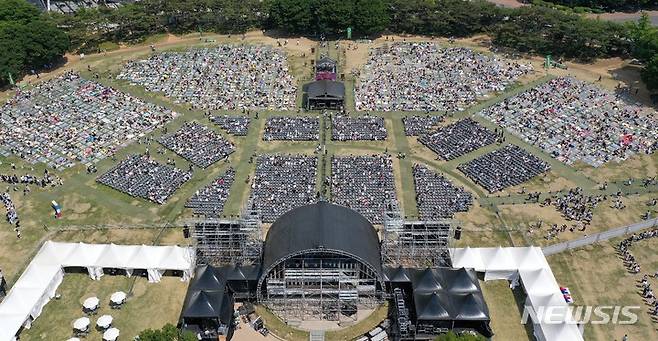 [서울=뉴시스] 백동현 기자 = 맑은 날씨를 보인 15일 오후 서울 송파구 올림픽공원 88잔디마당에서 열린 '뷰티풀 민트 라이프 2022'를 찾은 시민들이 축제를 즐기고 있다. 2022.05.15. livertrent@newsis.com