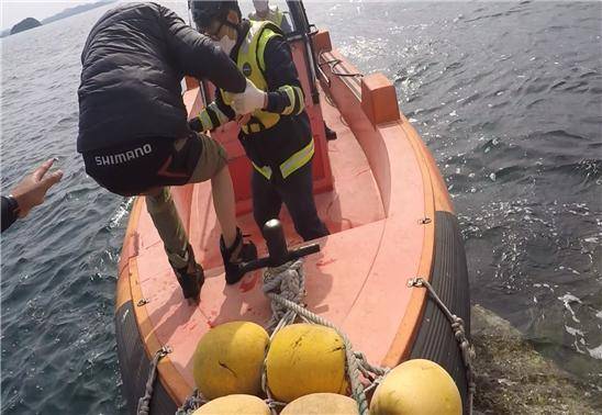 15일 통영 사량도 남단 남무도 소재 갯바위에서 부상당한 A씨를 구조하는 모습(사진 제공=해수부) *재판매 및 DB 금지