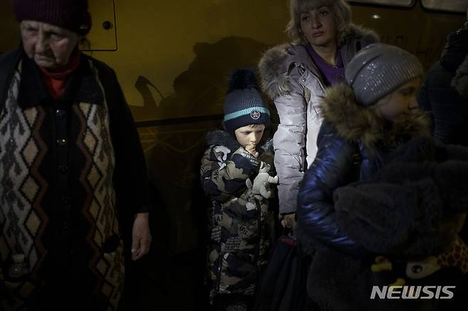 [자포리자=AP/뉴시스] 지난달 1일(현지시간)자 사진으로, 우크라이나 마리우폴과 인근 마을 피란민이 자포리자에 도착한 모습.