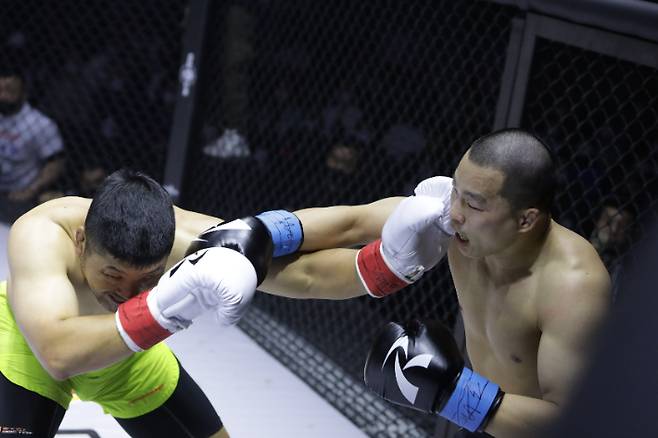 복싱 대결을 펼친 권아솔(왼쪽)과 남의철. 로드FC 제공